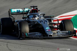 Hamilton  tercepat di hari pertama tes pramusim Barcelona