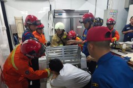 Tukang kue terjepit mesin hingga harus datangkan petugas Damkar