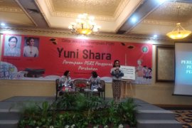 PGRI kukuhkan Yuni Shara sebagai tokoh perempuan  penggerak pendidikan