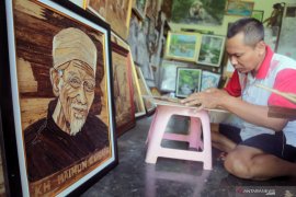 Lukisan berbahan limbah pelepah pohon pisang