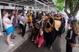 Tradisi Ngelawang Hari Raya Galungan Page 1 Small