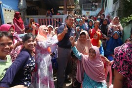 Rycko Menoza jelaskan program unggulan kepada emak-emak di Bandarlampung