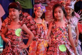 Peragaan busana berbahan sampah daur ulang