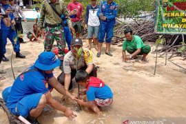 Polres Klungkung tanam mangrove di Pantai Lembongan