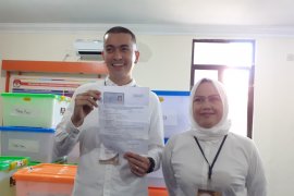 KPU Batam kembalikan dokumen  Rian Ernest-Yusiani