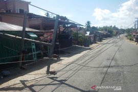 Dihantam puting beliung, tiga tiang PLN tumbang menutupi Jalan Nasional di Tapsel