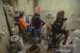 Penggerebekan rumah terduga pabrik narkoba