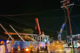 Pascaputing beliung, sejumlah tiang listrik yang rusak diperbaiki