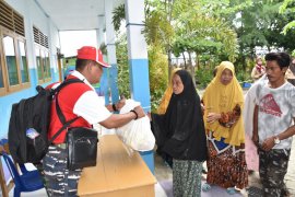 Lantamal VI bagikan 500 paket sembako untuk warga Pulau Kodingareng Makassar