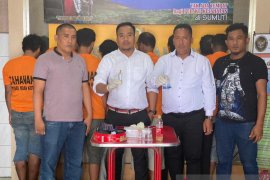Polisi gerebek kampung narkoba, 8 orang diamankan