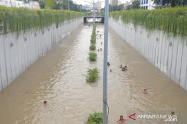 Banjir, Underpass Kemayoran jadi area berenang anak-anak