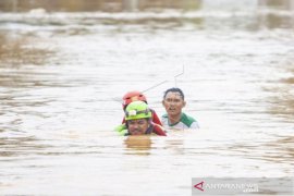 EVAKUASI KORBAN BANJIR DI KARAWANG Page 2 Small