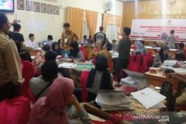 Tak tersusun rapi, KPU kesulitan memeriksa bukti dukungan Suhatril-Muhammad Tonic