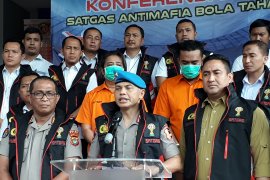 Satgas tangkap dua tersangka pengaturan skor laga Perses Sumedang vs Persikasi Bekasi.