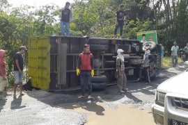 Truk pelet ikan terguling di lintas Pematangsiantar - Seribu Dolok Simalungun