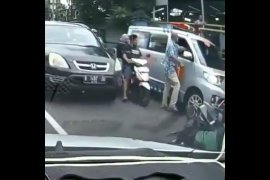 Viral video pemukulan sopir ambulans bawa pasien , polisi selidiki