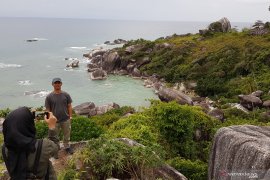 Natuna, wisata meningkat harga ikan turun