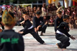 Menebas bibit radikalisme dengan silek tradisi