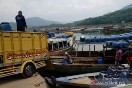 Ada pembatasan, pekerjaan petani keramba jaring apung Waduk Jatiluhur akan dialihkan