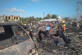 Personil TNI berjibaku bersihkan puing-puing pasca kebakaran