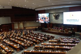 Pimpinan DPR lantik tiga anggota PAW
