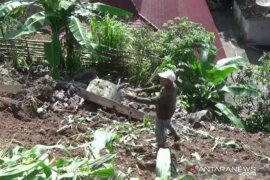 Tebing talud di Magetan longsor merusak rumah warga