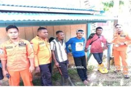 Tim SAR evakuasi tiga korban selamat kecelakaan sungai Wafor di Supiori