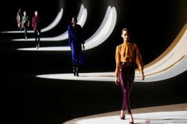 Saint Laurent kembali bergabung ke Paris Fashion Week 2022