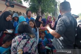 GPdI Ebenhaezer berbagi makanan ke pemulung dan pengemis di Palu