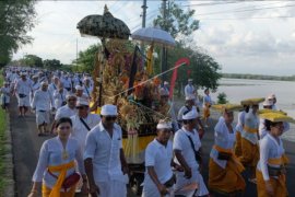 Persiapan Hari Raya Kuningan di Sakenan