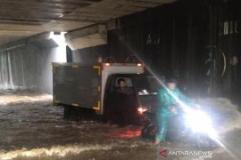 Tergenang air, polisi alihkan motor ke jalur cepat kolong Tol Semanggi