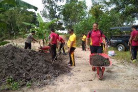 Polsek Pemali olah tanah humus di kawasan "Go Green" Air Simpur