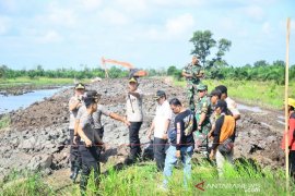 Kapolres Tanjab Barat mengecek embung dan kanal antisipasi karhutla