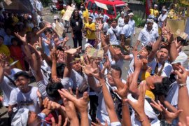 Tradisi Mesuryak Hari Raya Kuningan