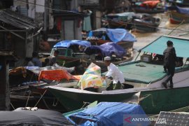Warga Gunakan Transportasi Sungai