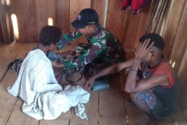 Prajurit TNI patroli kesehatan warga di perbatasan RI-PNG