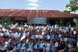 Kapolres Inhil beri bantuan dan motivasi murid SD Negeri 03 Batang Tuaka