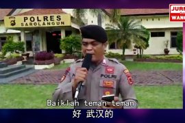 Nyanyian semangat polisi RI untuk Wuhan