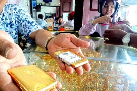 Emas terkerek pelemahan dolar jelang rilis inflasi AS