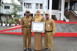 Bupati serahkan sertifikat akreditasi laboratorium DPRKPLH Tanah Laut