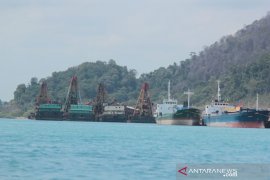 100 orang TKA Bintan Alumina tertahan di China