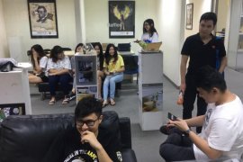 Puluhan orang tua mahasiswa pertanyakan penutupan Raffles Intitute Surabaya