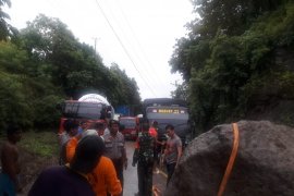 Akses transportasi bagian barat Gorontalo Utara putus akibat tertutup longsor