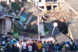 Jalan Sultan Agung Jember ambles akibatkan 10 ruko ambruk