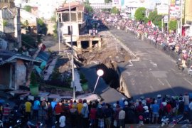 Jalan Sultan Agung di Jember ambles sepanjang 94 meter (Video)