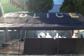 Polisi siaga pengamanan di Jalan Sultan Agung Jember yang ambles