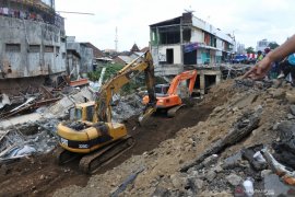 Penanganan ruko pasca ambruk di Jember