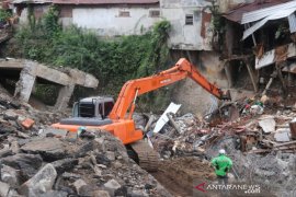 Pemkab Jember fokus angkat reruntuhan ruko ambruk di sungai