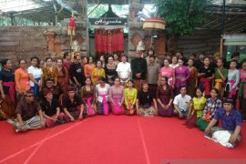 Maestro Arja Klasik jelaskan pakem tari ke seniman kabupaten di Bali