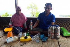 Kisah pemuda perakit bom yang kini jadi penyelamat laut Wakatobi